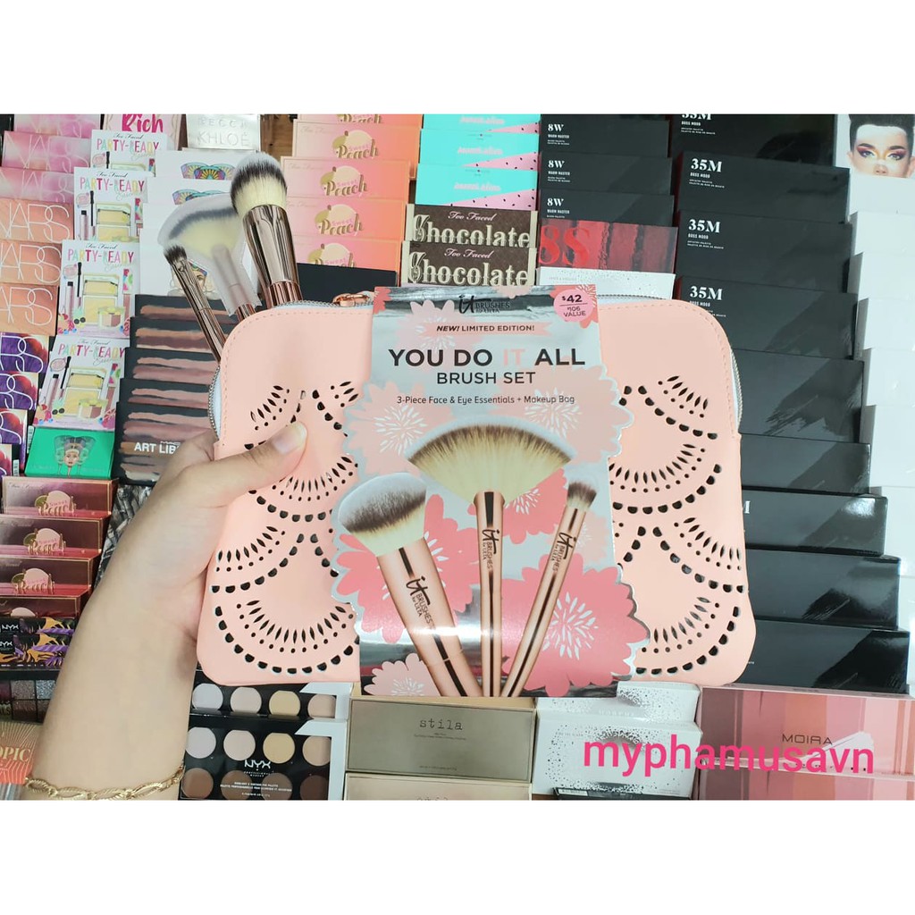 It Cosmetics - Bộ Cọ Trang Điểm 3 Món và Túi Đựng Mỹ Phẩm You Do IT All Brush Set 3-Piece Essentials + Makeup Bag
