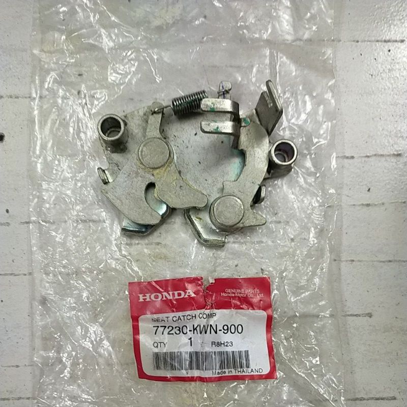 Bướm pát khóa yên sau Honda Pcx 125 đời đầu