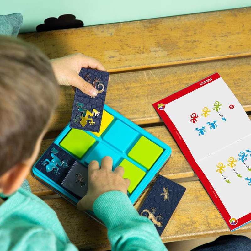SmartGames Color Catch Travel Game for Kids and Adults, a color-changing, STEM Focused Cognitive Skill-Building Brain Game - Brain Teaser for Ages 7 &amp; Up, 60 Challenges.