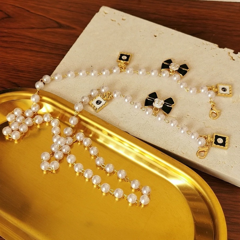 Dây đeo mắt kính chống trượt đính ngọc trai và đá Sapphire hình cỏ bốn lá cổ điển