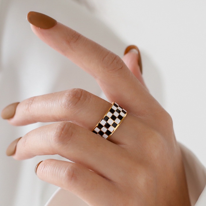 Nhẫn titan unisex kẻ caro đen trắng không gỉ UR2201