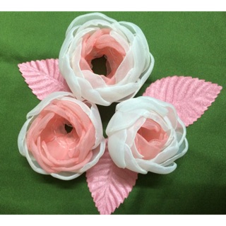 Set hoa vải gắn áo dài của chị Birllin Trần.