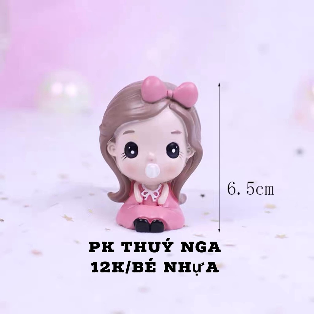 Bé gái cài nơ hồng,bé trai yếm xanh, mũ đỏ