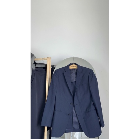 Áo blazer xanh có đệm vai form cứng cáp chất vải phần lưng không dày, dễ sử dụng cho đông và hè.