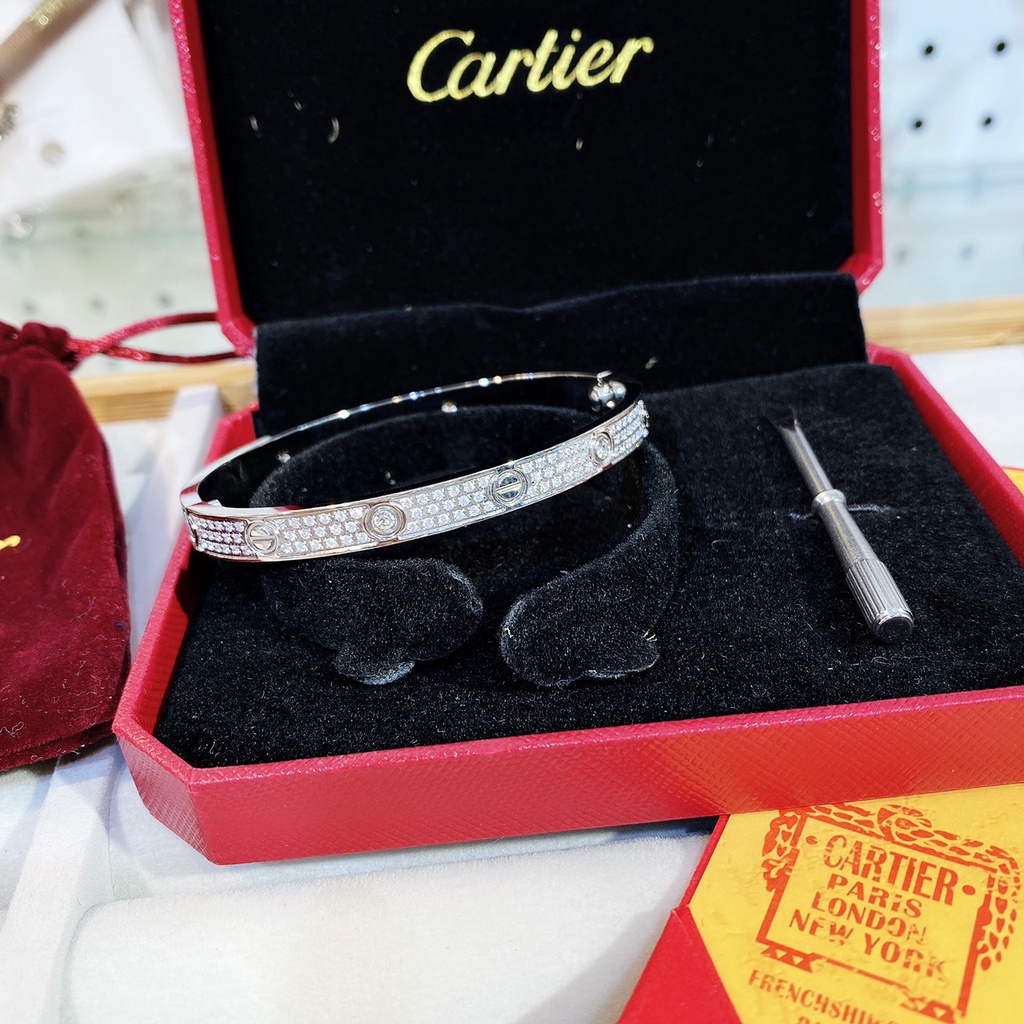 Vòng tay titan nữ CATIER đính full đá Xoàn có dập logo bên trong kèm Full Box - Có kèm vít mở khoá và đính xoàn hột chủ
