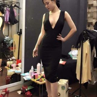 Đầm body xẻ ngực