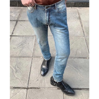 Quần jeans xanh.