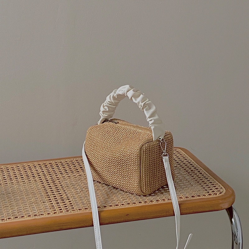 Túi đeo chéo đan cói kiểu vuông màu sắc đối lập phong cách retro thời trang mùa hè 2022