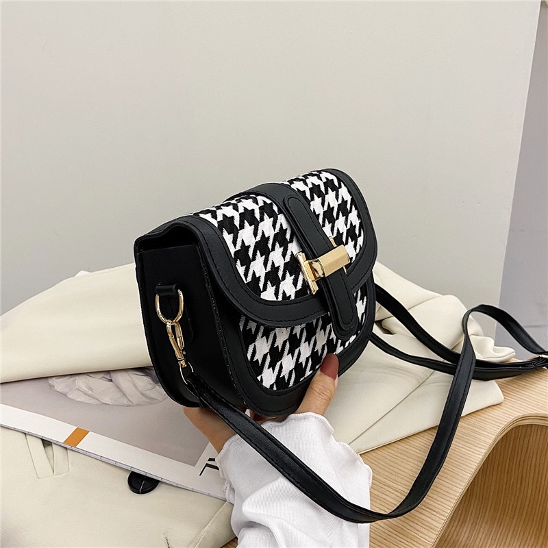 Túi đeo chéo vai IELGY sành điệu dễ phối đồ thời trang