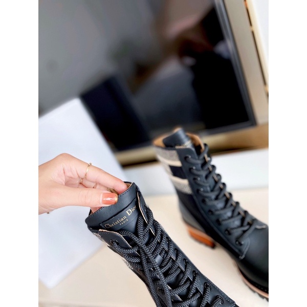 boot nữ các dải băng với logo trông trung tính và cứng cáp chất liệu da bò nhập khẩu dior CD