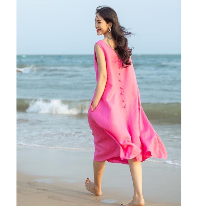 Đầm suông linen cổ tim sát nách đi biển trẻ trung, chất vải linen mềm mát, thời trang phong cách trẻ