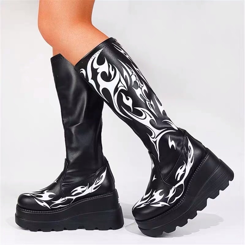 Giày boot da đế cao 9,5 cm hoạ tiết vân lửa trắng phong cách Gothic có bigsize