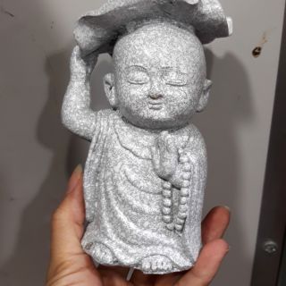 Tượng chú tiểu đội lá sen bằng đá