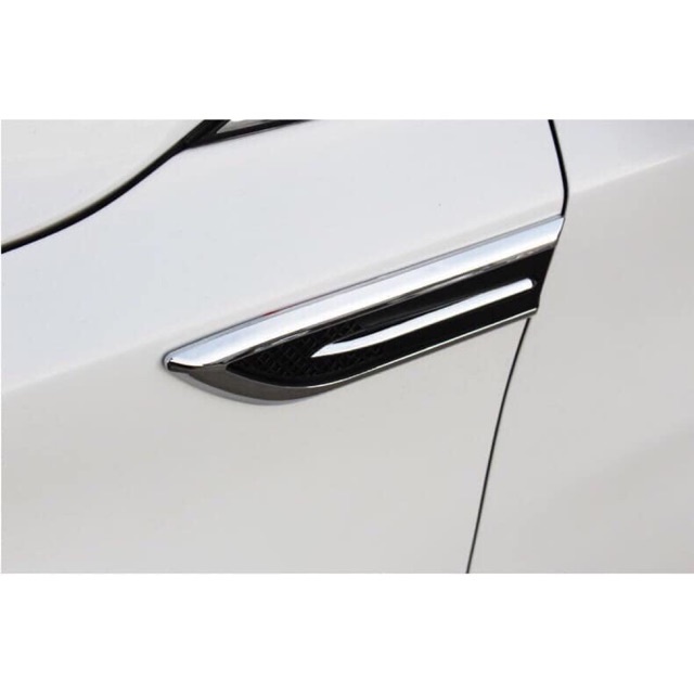 Bộ 2 miếng mang cá ô tô giả hốc gió dán trang trí sườn ô tô xe hơi kiểu dáng thể thao.