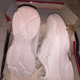 Giày sneaker