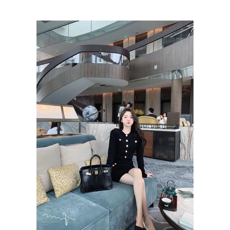 Hepburn style fried street knitted suit women's spring 2022 new French lady's round-neck blouse with hip skirt two-piece set