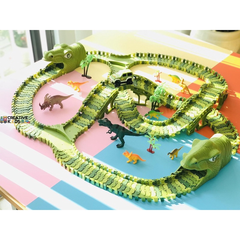 Bộ Đồ Chơi Lắp Ráp Đường Đua Khủng Long, Kèm Xe Địa Hình Chạy Trên Đường Ray Cỡ Lớn Cho Bé Sáng Tạo Gồm Có 240 Chi Tiết
