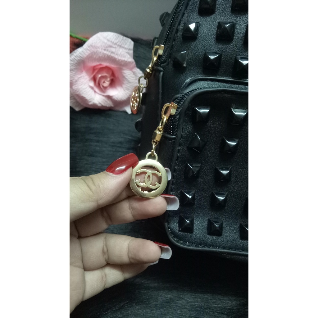 Ba lô mini chất da bóng màu đen, đính đinh tán vuông đen