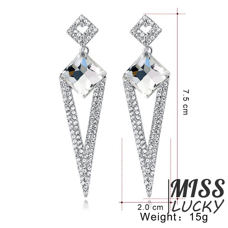 Khuyên tai nữ kiểu dáng thời trang sang trọng