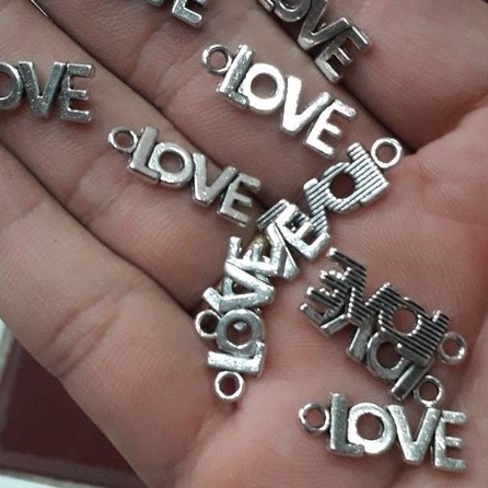 Nguyên vật liệu charm chữ love dọc : 50 gram giá 23k / 1 gói