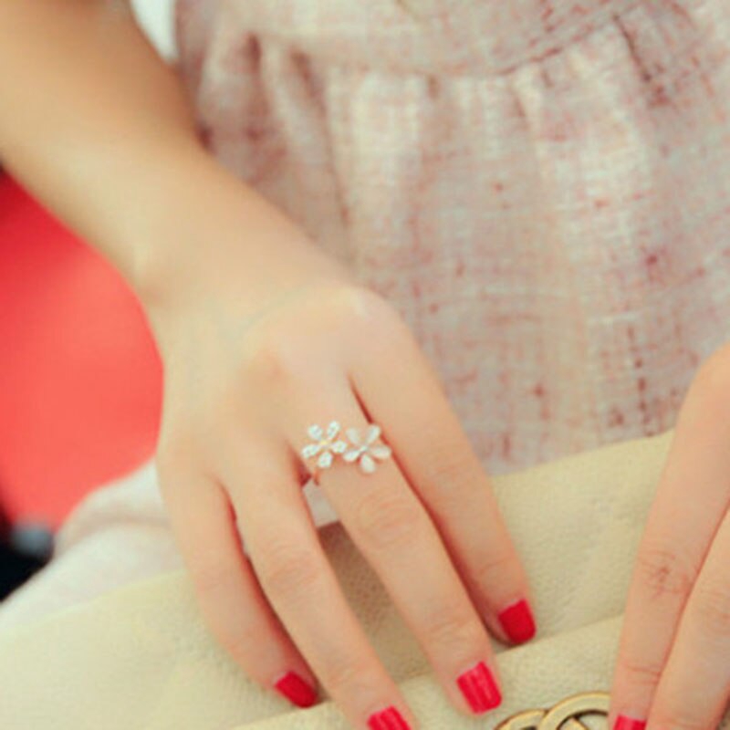 Nhẫn đính đá kiểu hoa cúc thanh lịch