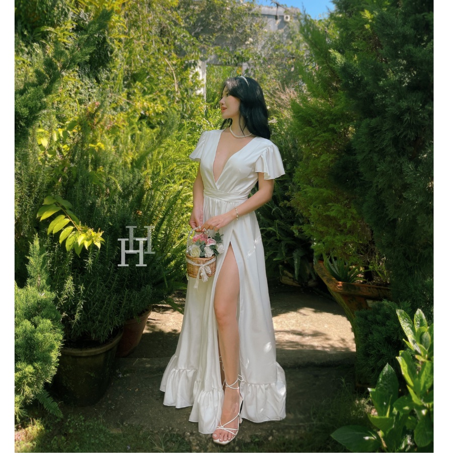 Đầm maxi trắng xẻ đùi cổ chử V hở lưng lai bèo HDC49 Hỉn Hỉn Store