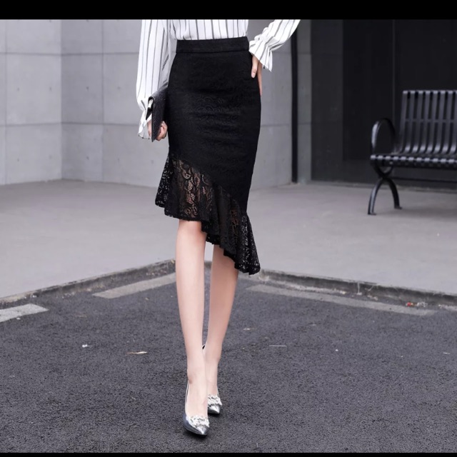 chân váy cá lệch phủ toàn ren
