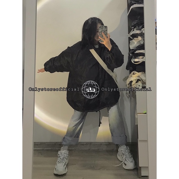 Áo phao đen oversize và quần jeans, nhận hàng có vấn đề liên hệ shop trước khi đánh giá