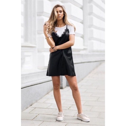 Đầm mini ren slip on