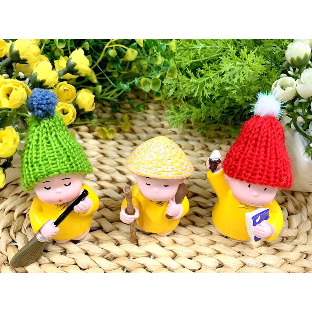 Bộ 4 Tượng Chú Tiểu Áo Vàng đội nón len