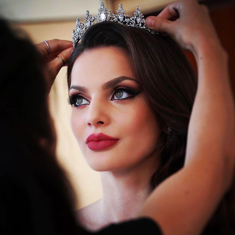 Vương miện đính đá zircon lấp lánh