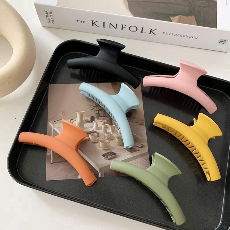 Kẹp tóc sau đầu phong cách trẻ trung dành cho nữ