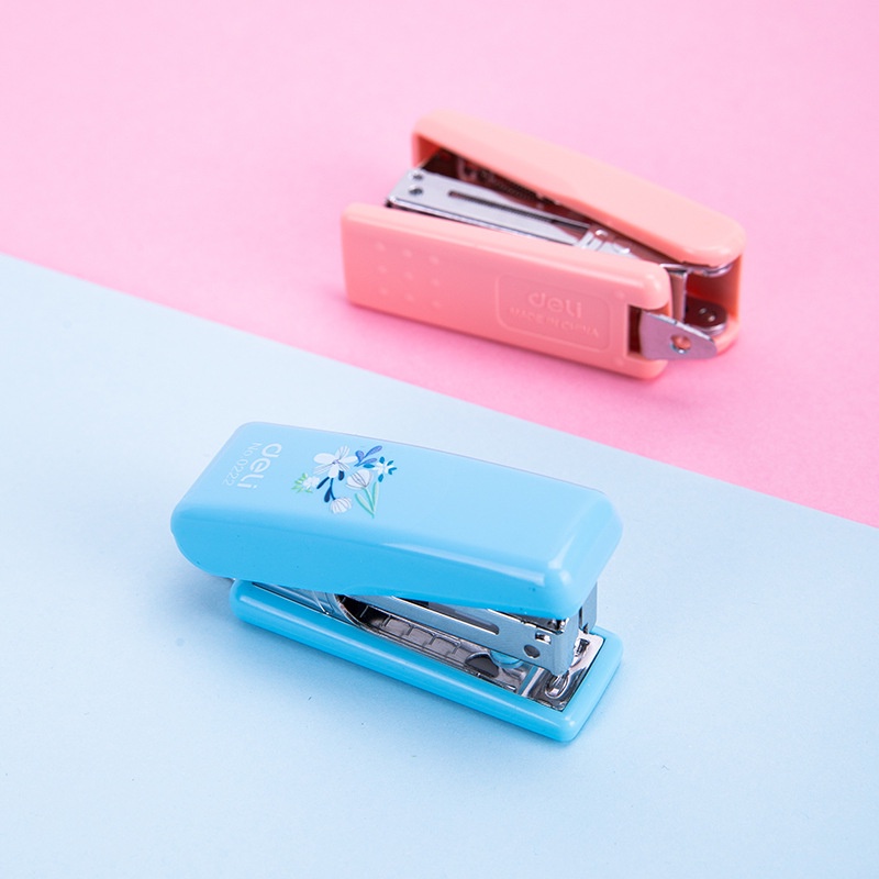 Ghim bấm mini Deli 0222 dễ thương hai màu xanh, hồng giao ngẫu nhiên