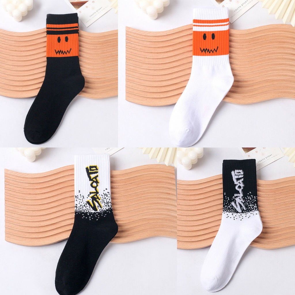 Vớ Tất cổ cao Nam Nữ hình mặt cười phong cách thể thao, năng động.