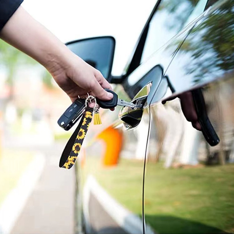 Han Bộ Móc Khóa Bằng Cao Su Tổng Hợp Màu Trắng Có Dây Tua Rua Nhảy
