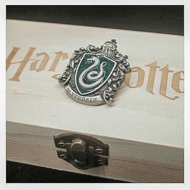 Huy hiệu pin cài áo Hogwarts - Harry Potter