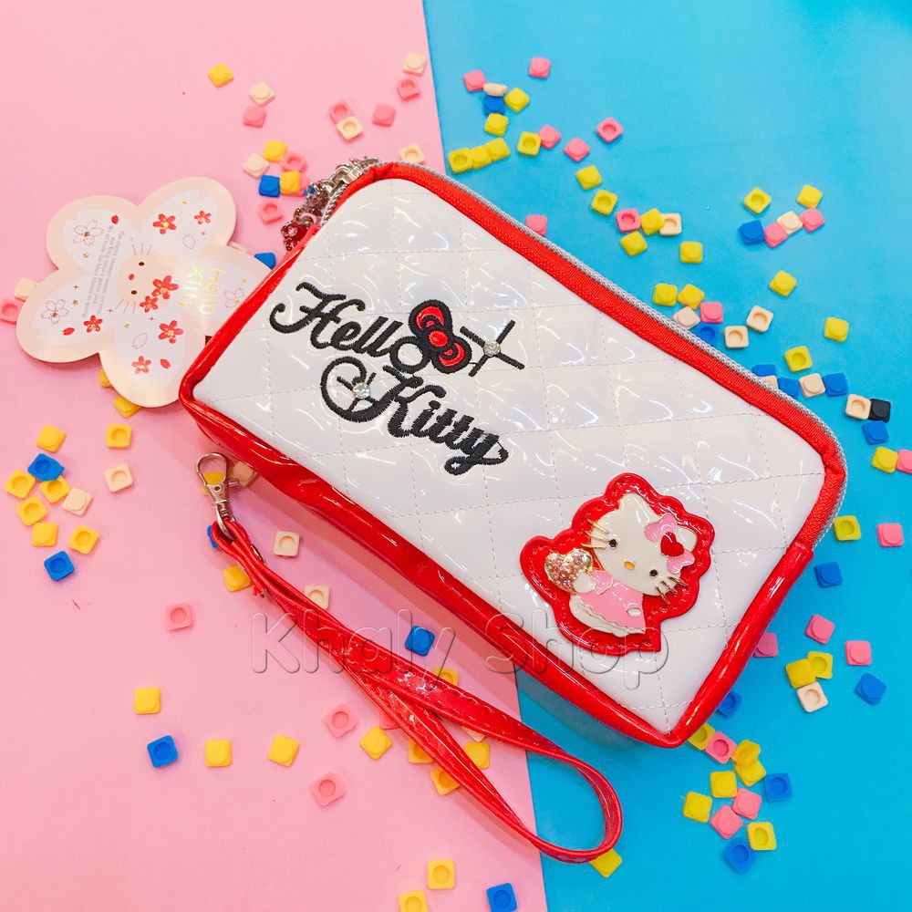 Bóp ví tiền cầm tay dây kéo da bóng thêu chữ Hello Kitty mặt trắng viền đỏ 2 ngăn màu đỏ cho nữ và các bạn gái-200KT130D