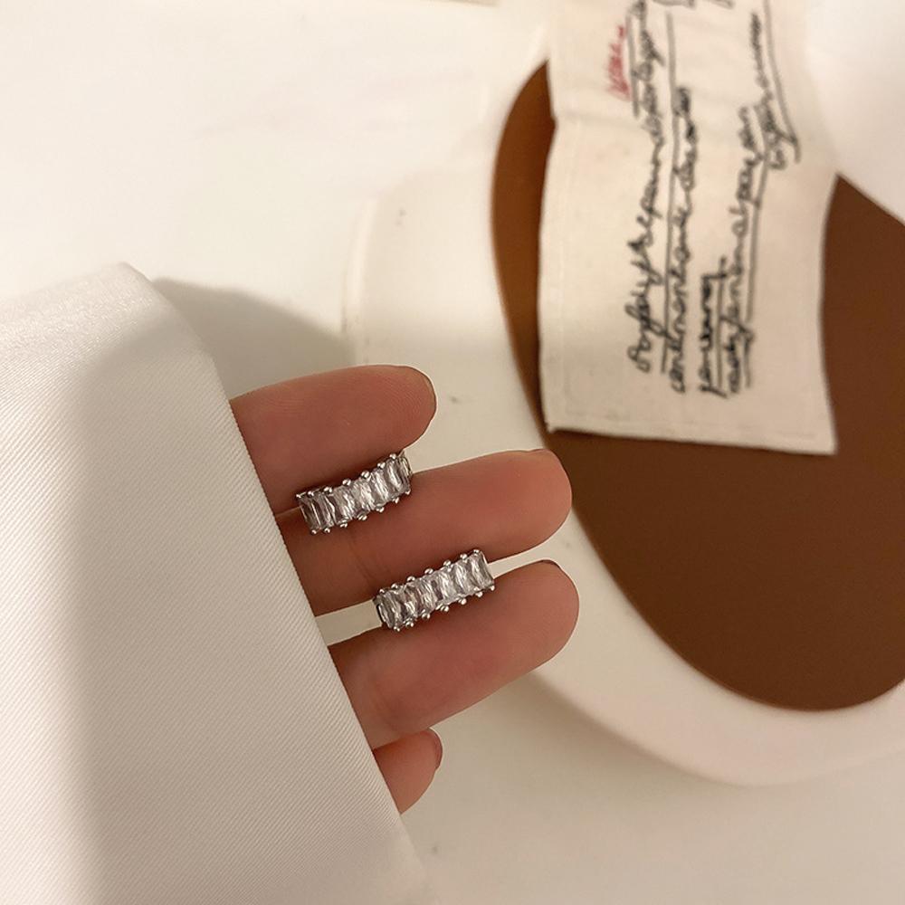 Khuyên Tai Dáng Tròn Tạo Hình Độc Đáo Cho Nữ