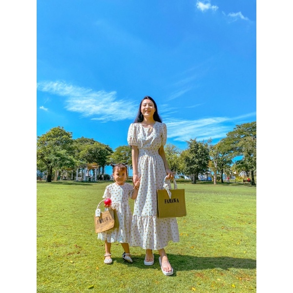 Set gia đình đi du lịch: váy trắng mix hoa nhí , gia đình mình thì k thể thiếu màu trắng rồi các mom ơi☺️ - By Famawa