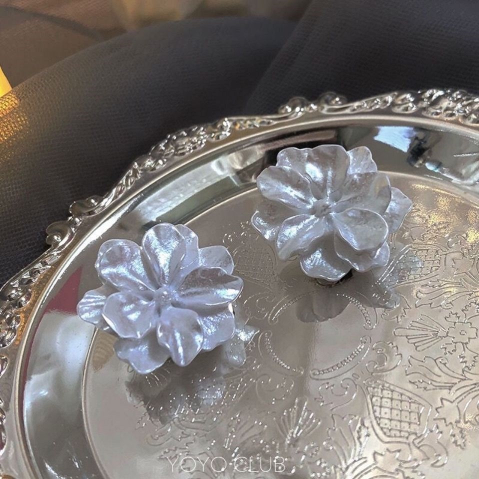 Đôi bông tai hình hoa màu trắng cho nữ