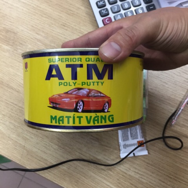 Matit Vàng ATM 1Kg trét trên bề mặt gỗ và thép 2 thành phần