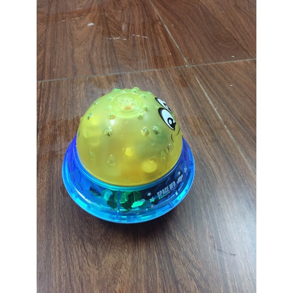 Quả cầu phun nước cảm ứng, tự động phun và tắt khi thả nhấc vào chậu nước, kèm đĩa để chạy phát nhạc trên sàn nhà