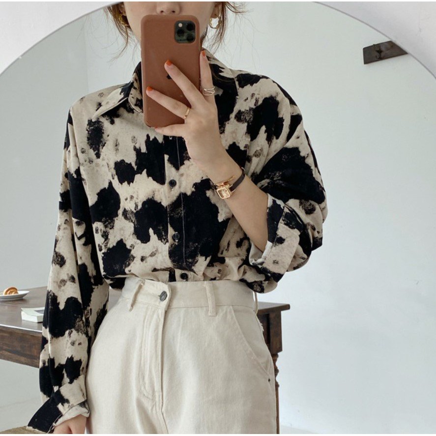 Áo sơ mi dáng rộng họa tiết bò sữa kiểu retro