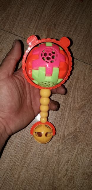 Một chiếc lắc nhạc_lục lạc bằng nhựa cho bé