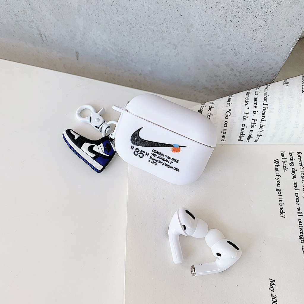 Vỏ Bảo Vệ Hộp Sạc Tai Nghe Airpods 1 / 2 / Pro Với Móc Khóa Hình Giày AJ