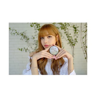 Áo trễ vai trắng Lisa blackpink
