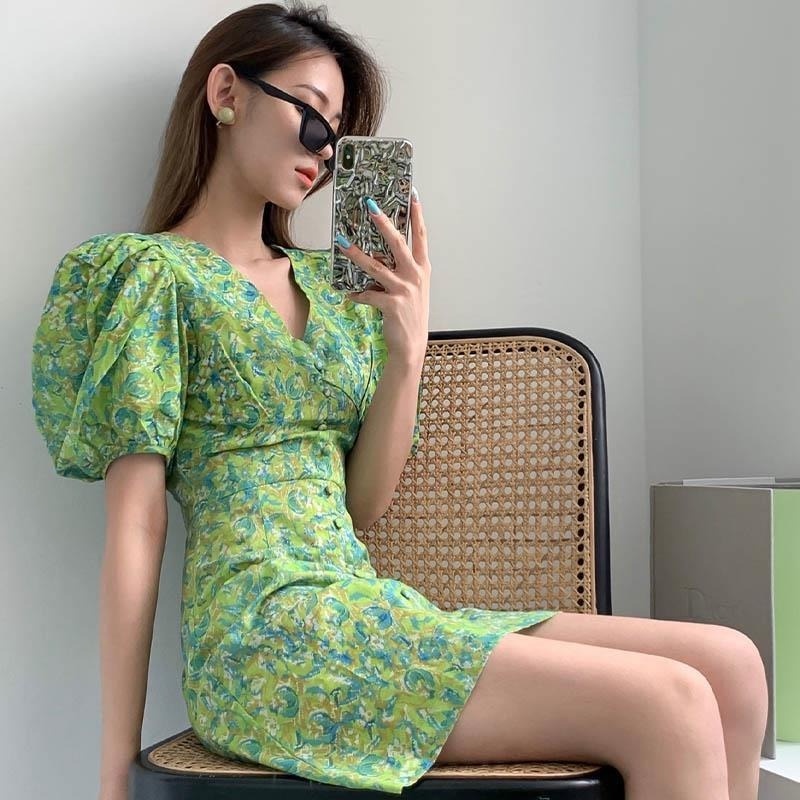 Đầm Hoa Tay Phồng Cổ Chữ V Size Lớn Màu Xanh Lá Thời Trang Mùa Hè Hàng Mới Cho Nữ