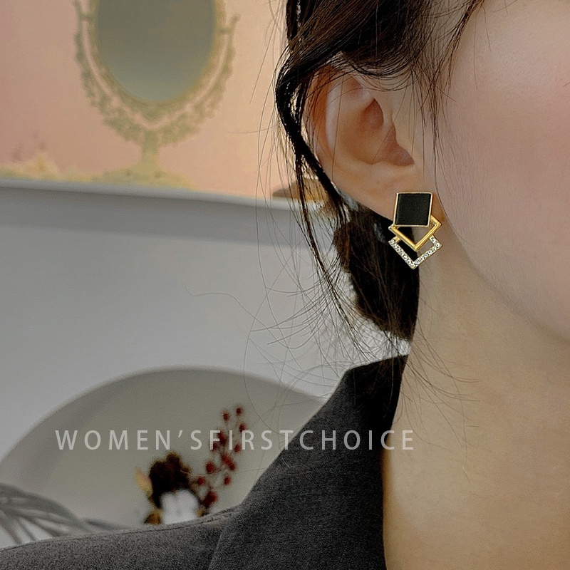 Bông tai nhỏ nhắn đơn giản với màu đen phong cách thanh lịch