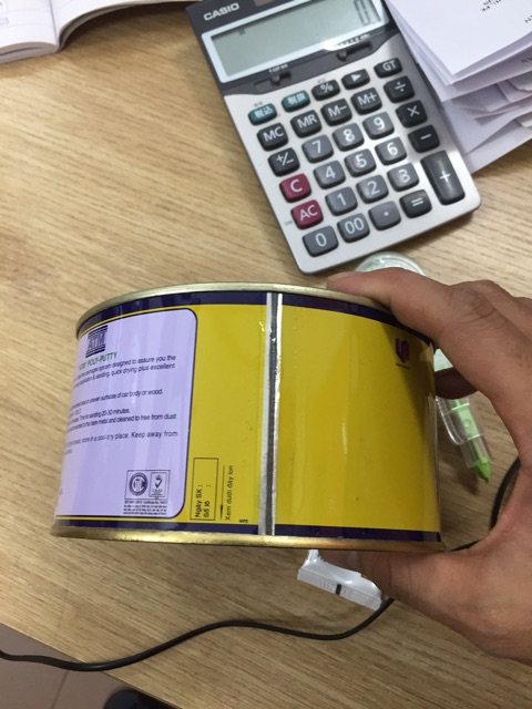 Matit Vàng ATM 1Kg trét trên bề mặt gỗ và thép 2 thành phần