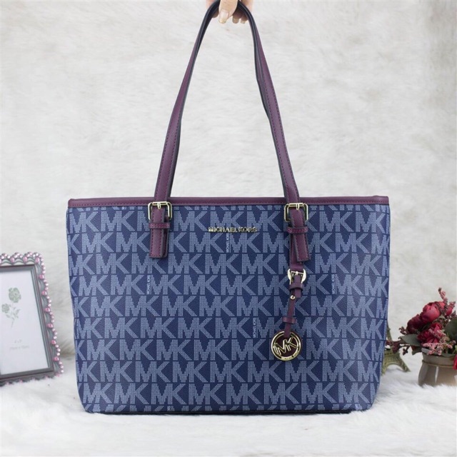 Túi xách MK dáng shopper kích thước ngang 36cmx cao 27cm x đáy 19cm thích hợp cho quý cô xinh đẹp đi du lịch hoặc đi làm